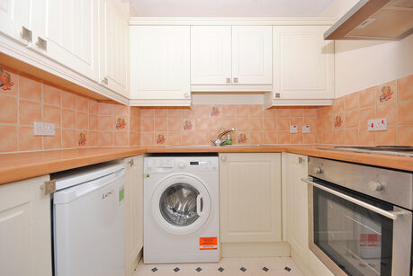 1 bedroom mid terraced house to rent, Available unfurnished from 28/12/2024