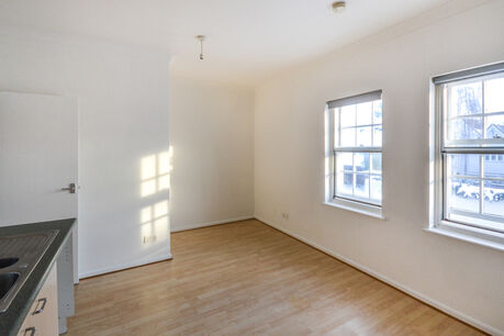 Flat to rent, Available unfurnished from 17/08/2024