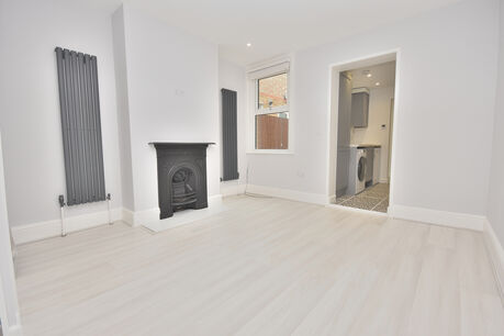 3 bedroom mid terraced house to rent, Available unfurnished from 31/10/2024