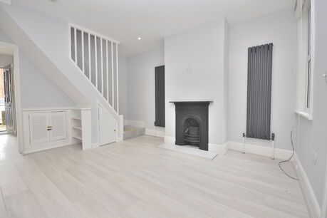 3 bedroom mid terraced house to rent, Available unfurnished from 31/10/2024