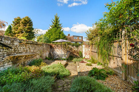 2 bedroom mid terraced house for sale