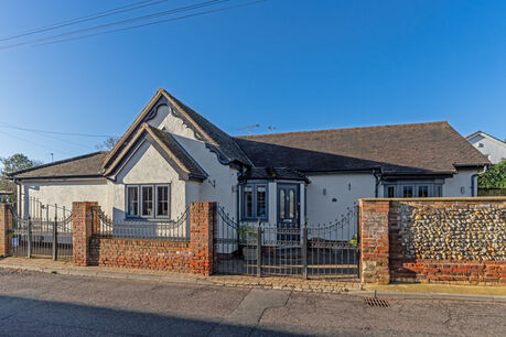 2 bedroom detached bungalow for sale