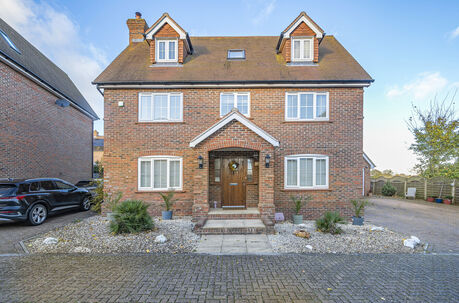 5 bedroom detached house for sale