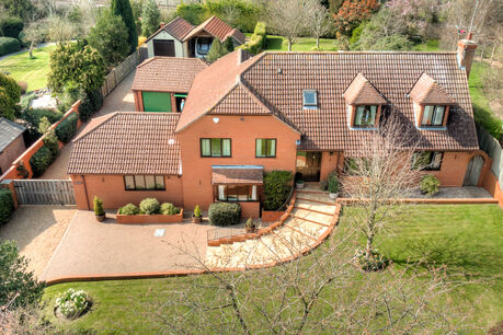 6 bedroom detached house for sale