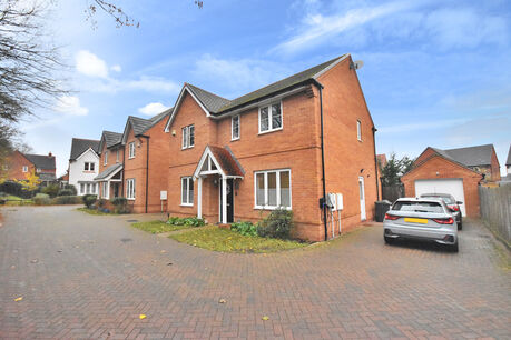 4 bedroom detached house to rent, Available furnished from 08/02/2025