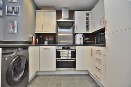 2 bedroom  flat to rent, Available unfurnished from 24/02/2025