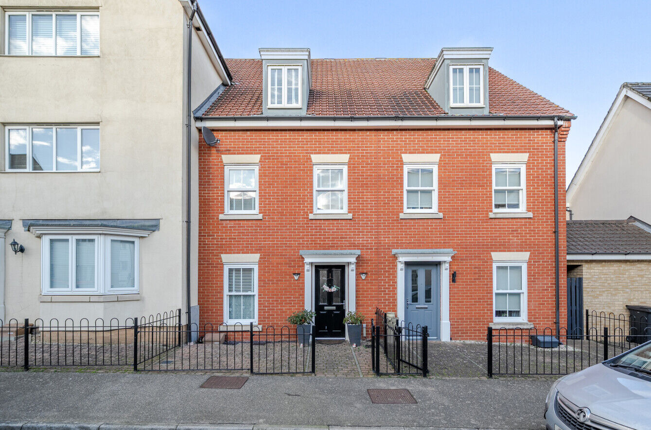 4 bedroom mid terraced house for sale Baynard Avenue, Dunmow, CM6, main image